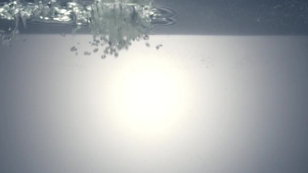 스파게티는 물으로 떨어지는입니다. 물 아래에서 촬영. 슬로우 모션 120 fps. — 비디오