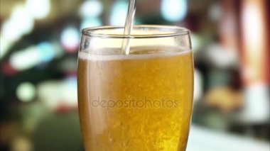 Bira bardağına en baştan yağıyor. Ağır çekim 120 fps.