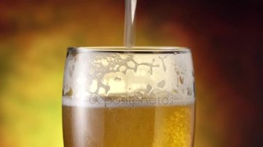 Bira bardağına en baştan yağıyor. 4k video.