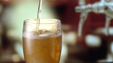 Bira bardağına en baştan yağıyor. Ağır çekim 120 fps.