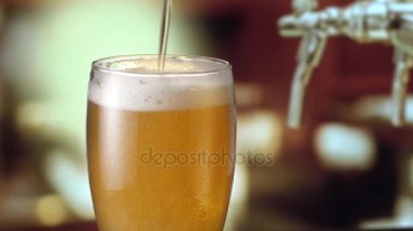 Bira bardağına en baştan yağıyor. 4k video.