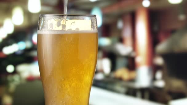 La cerveza se vierte desde la parte superior en el vaso. Vídeo 4K . — Vídeos de Stock