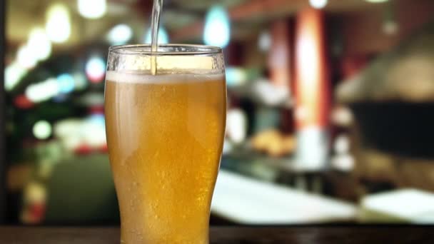 Bier is gieten van boven in het glas. Slow motion 120 fps. — Stockvideo