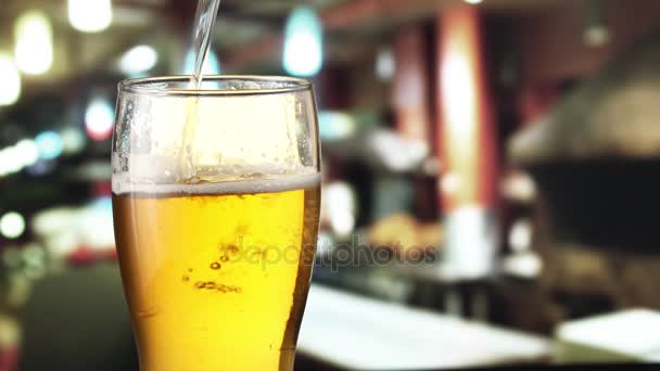 Bier is gieten van boven in het glas. 4k video. — Stockvideo