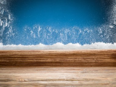 Ahşap eşik ve donmuş pencere. Noel ve yeni yıl arka plan.