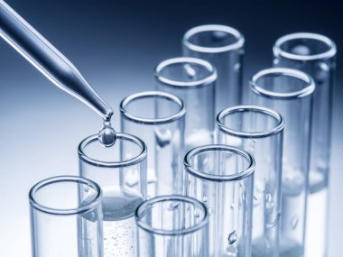 Farklı laboratuvar şişeler ve Züccaciye Mağazaları. 
