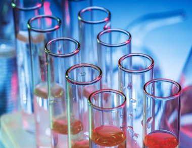 Farklı laboratuvar şişeler ve Züccaciye Mağazaları. 