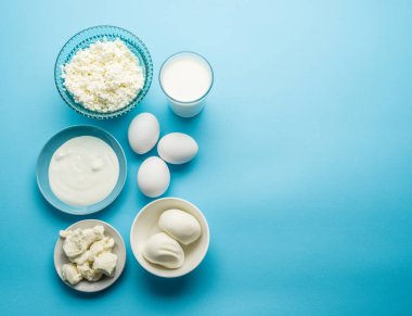 Protein ürünleri: peynir, krema, süt, yumurta üzerinde mavi backgrou