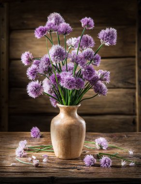 Soğan (chives) buket üzerinde ahşap tabl vazoda