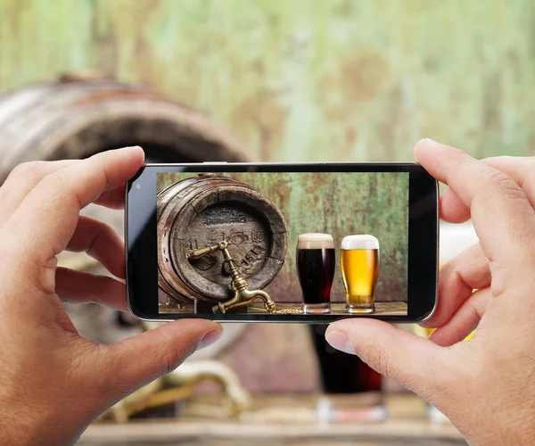 Pořízení fotografie sklenic piva o smartphone. — Stock fotografie