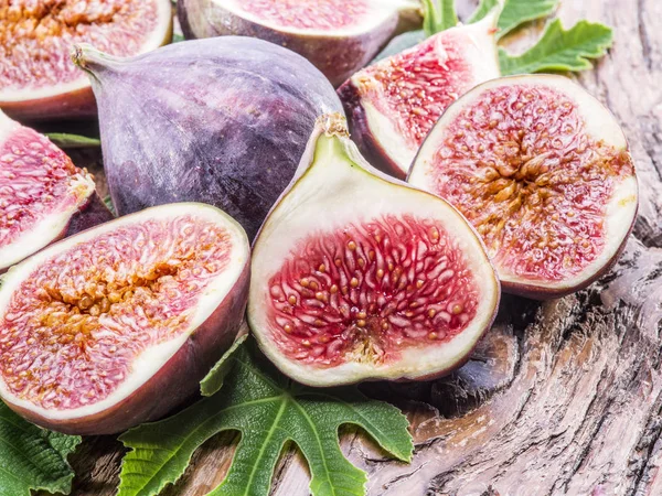 Frutas maduras de higo en la mesa de madera . — Foto de Stock