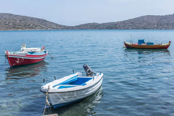 Balıkçı tekneleri Girit Elounda sahil. — Stok fotoğraf