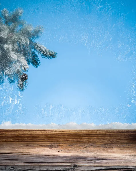 Janela congelada e árvore de Natal na neve contra ele . — Fotografia de Stock