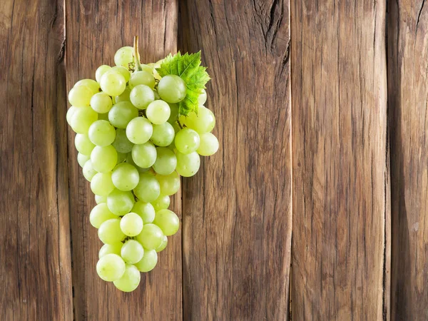 Bunch of white grapes. Old wood on the background. — Stock Photo, Image