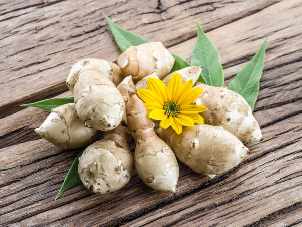 Jerusalem artichoke di atas meja kayu. — Stok Foto