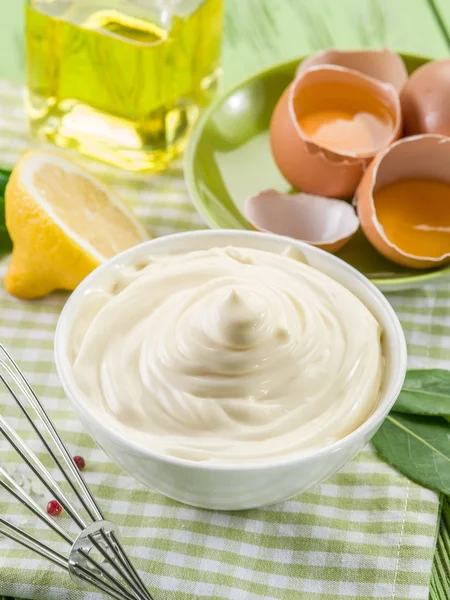 Ingredientes naturais de maionese e o próprio molho . — Fotografia de Stock