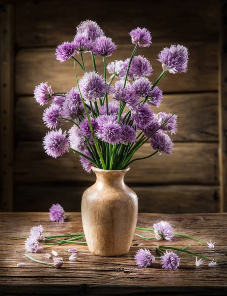 Buquê de cebola (cebolinha) flores no vaso na mesa de madeira — Fotografia de Stock