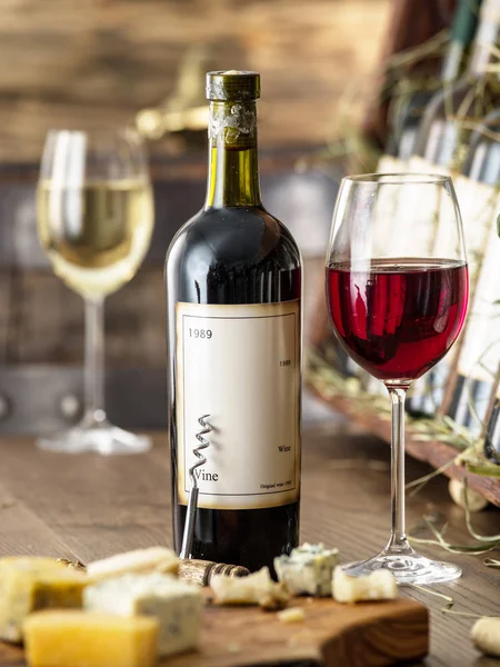 Glas vin och ost tallrik. — Stockfoto