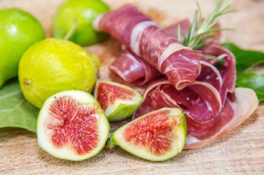 Olgun incir meyve ve pastırma veya prosciutto. D eşlik etmek için gıda