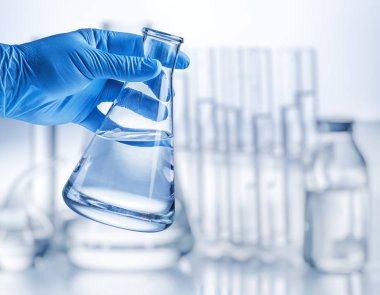 Diffelaboratory kabı plastik eldiven analist'ın elinde.