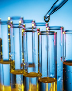 Farklı laboratuvar şişeler ve Züccaciye Mağazaları. 