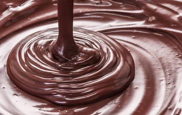 Geschmolzene Schokolade oder Schokoladenglasur. — Stockfoto