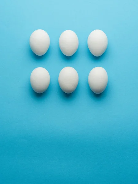 Белые куриные яйца на синем фоне . — стоковое фото
