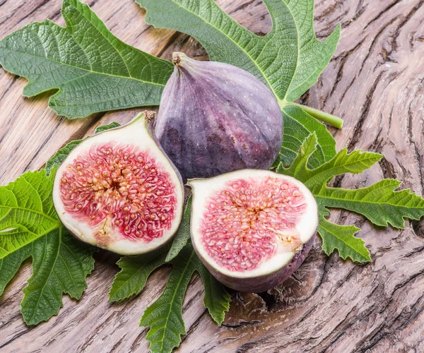 Frutas maduras de higo en la mesa de madera . — Foto de Stock