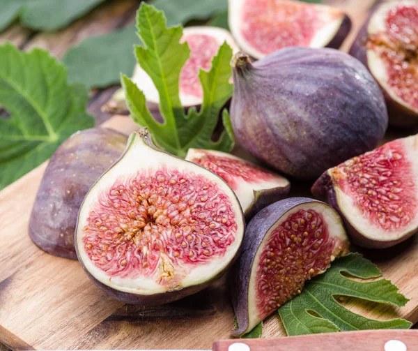 Ripe fig fruits on the wooden table. — Stock Photo, Image