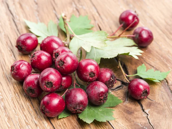 Μούρα Hawthorn πάνω στο ξύλινο τραπέζι. — Φωτογραφία Αρχείου