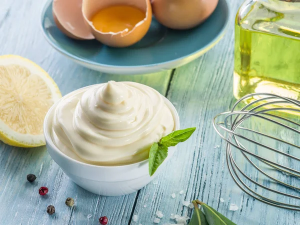 Doğal mayonez malzemeler ve sos.