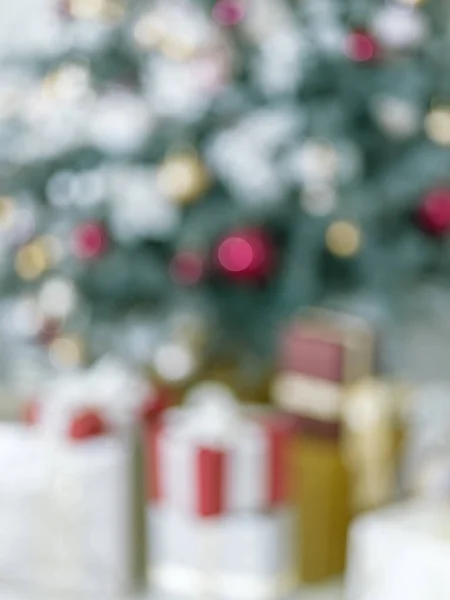 Foto borrosa de árbol de Año Nuevo y cajas de regalo. Backgro de Navidad — Foto de Stock