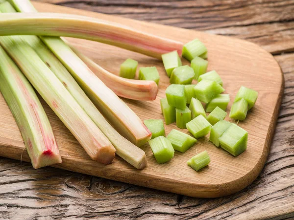 Tangkai rhubarb yang bisa dimakan di meja kayu . — Stok Foto