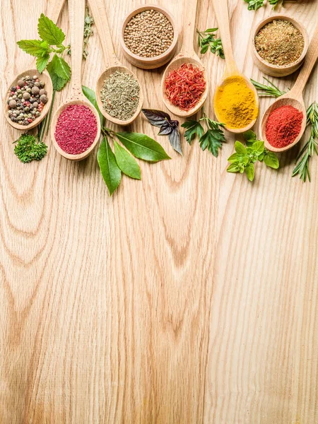 Assortiment van kleurrijke specerijen in de houten lepels. — Stockfoto