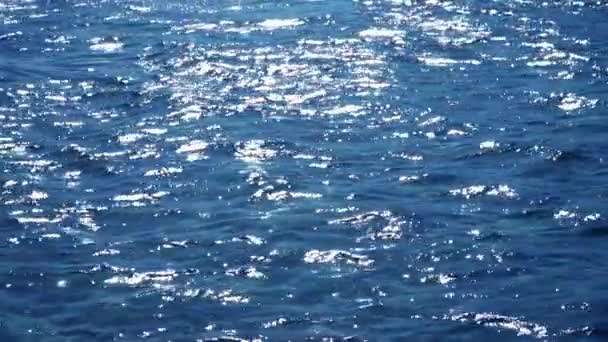 Kumlu sahilde denizin dalgaları. Ağır çekim. — Stok video