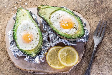 Avokado içinde pişmiş tavuk yumurta.