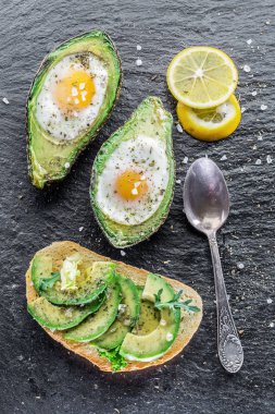 Avokado içinde pişmiş tavuk yumurta.