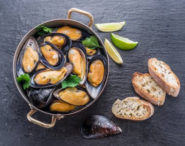 Midye grafit zemin üzerine bakır tavada.