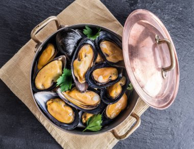 Midye grafit zemin üzerine bakır tavada.