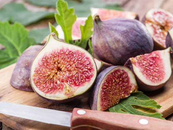 Rijp fig vruchten op de houten tafel. — Stockfoto