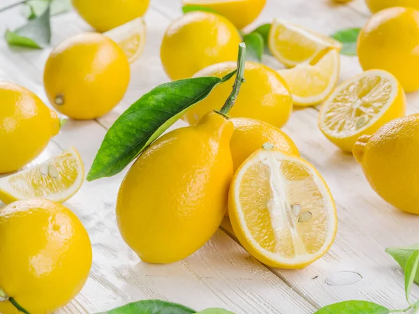 Спелые лимонные плоды на белом деревянном столе . — стоковое фото