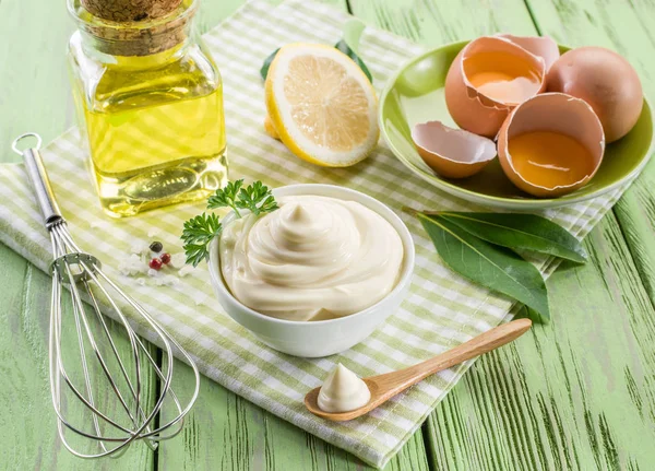 Ingredientes naturais de maionese e o próprio molho . — Fotografia de Stock