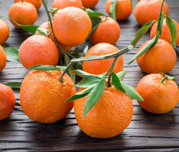 Tangerinas maduras na mesa de madeira . — Fotografia de Stock