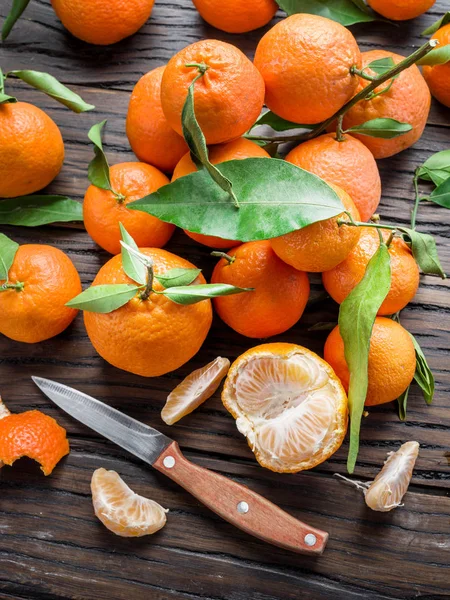 Reife Mandarinen auf Holztisch. — Stockfoto