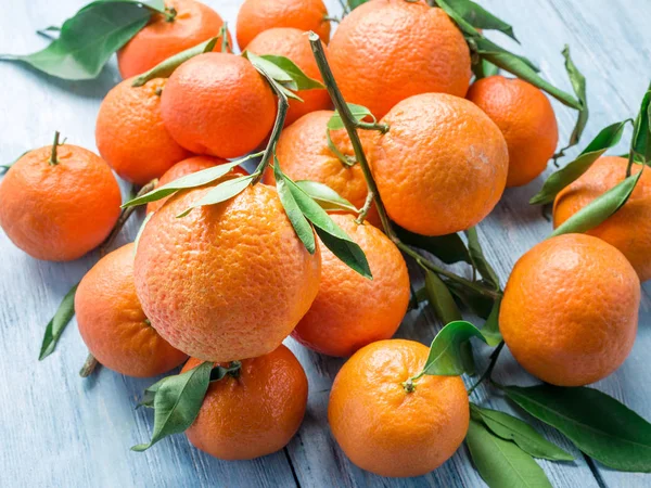Mandarines mûres sur table en bois . — Photo