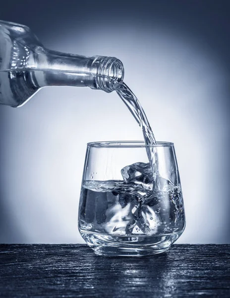 Наливаємо алкоголь у склянку. Монохромне зображення . — стокове фото