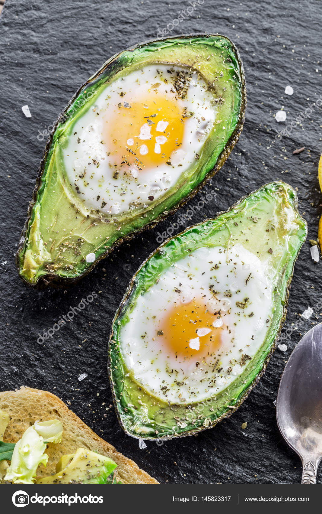 Chicken egg baked in avocado. Delicious meal. — Stock Photo © Valentyn