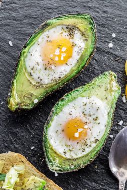 Tavuk yumurta avokado içinde pişmiş. Lezzetli yemek.