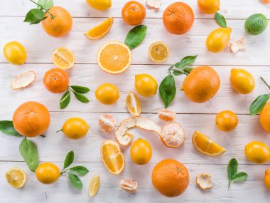 Olgun limon ve portakal Beyaz ahşap tablo.