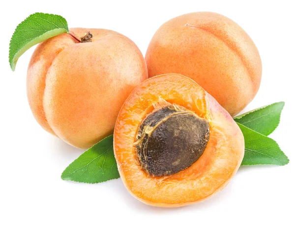 Aprikosen und ihr Querschnitt auf weißem Hintergrund. — Stockfoto
